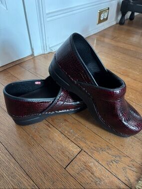 Women’s Burgundy Croc-Embossed Slip-On Loafers